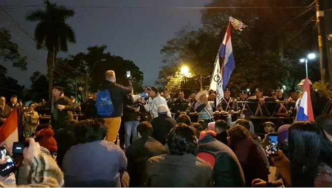 Políticos abandonan marcha camino a Mburuvicha Róga