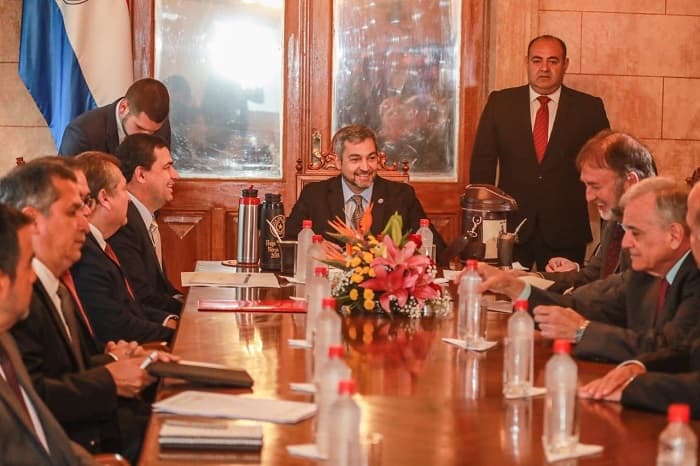 Cumbre acuerda recorte de gastos en instituciones públicas