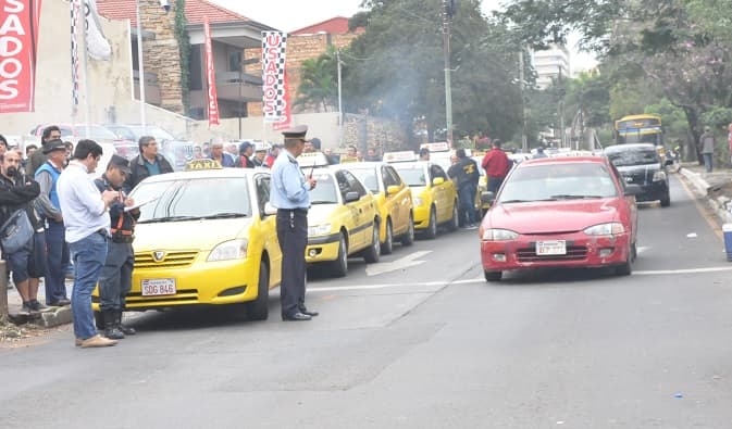 Taxistas se retiran de la avenida Mcal López