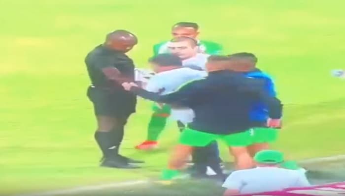 Ex DT de la Albirroja golpea a un árbitro