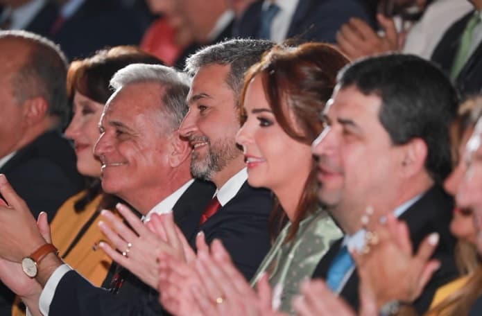 Abdo Benítez, entre selfies y vítores en la Expo