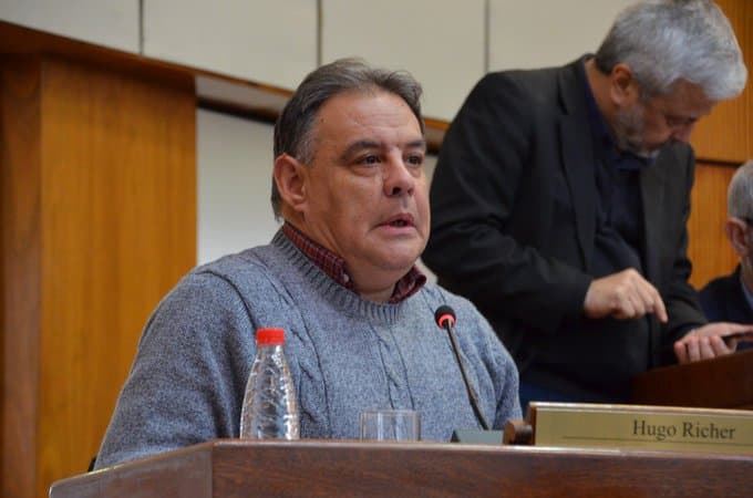 Richer insinúa acuerdo “bajo la mesa”