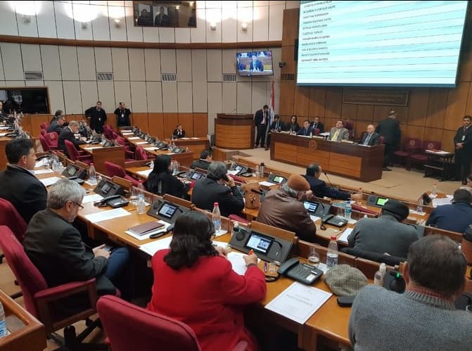 Senado ratifica aumento para docentes desde julio