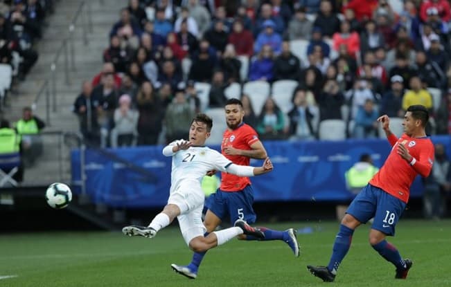 Argentina gana con polémica de árbitro paraguayo