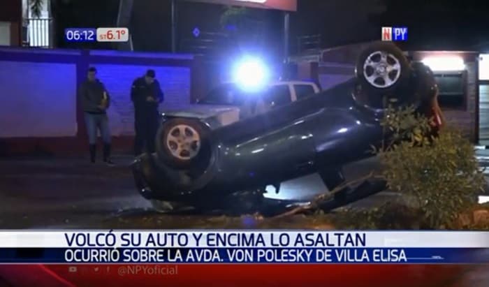 Conductor vuelca y es asaltado por quienes lo asistieron