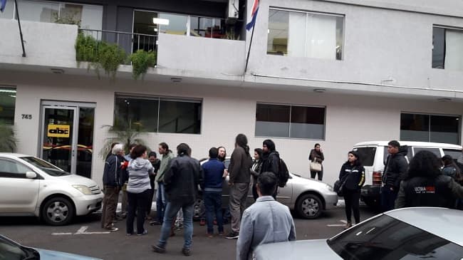 Periodistas se manifiestan por decenas de despidos en ABC Color