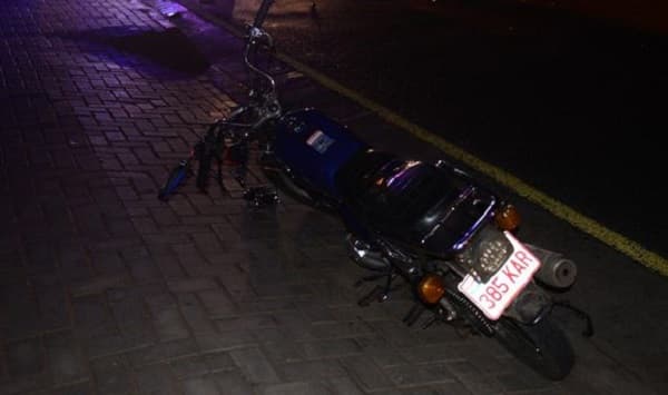 Automovilista atropella y mata a motociclista