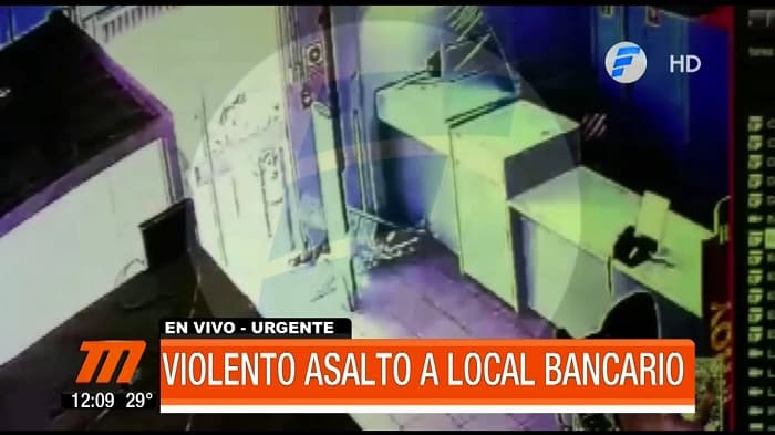 Asaltan local bancario y balean a policía