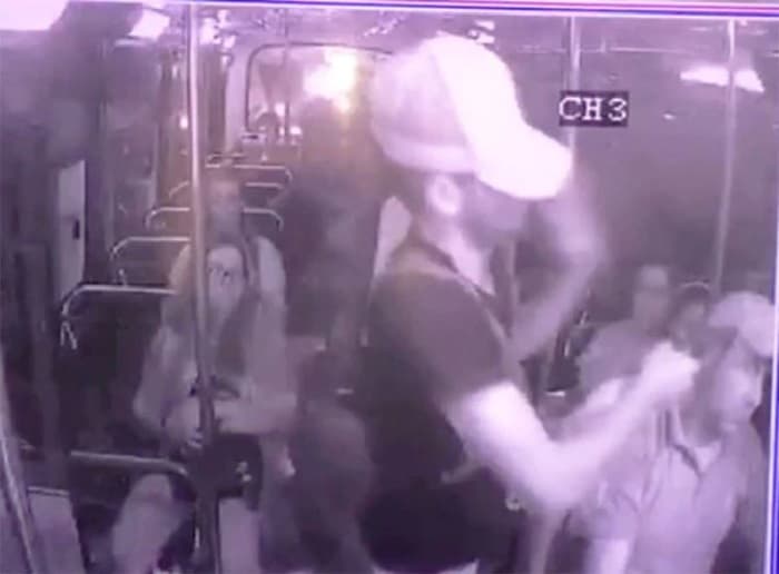 Desconocidos asaltan bus de la Línea 21