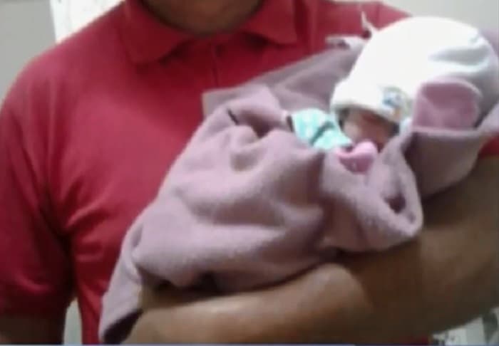 Mujer da a luz en el interior de un carro de bomberos