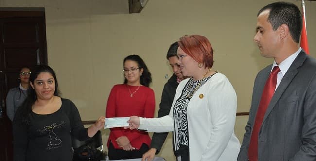 Reclusos reciben becas para estudiar carreras universitarias