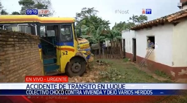 Bus ingresa a vivienda luego de chocar contra camión