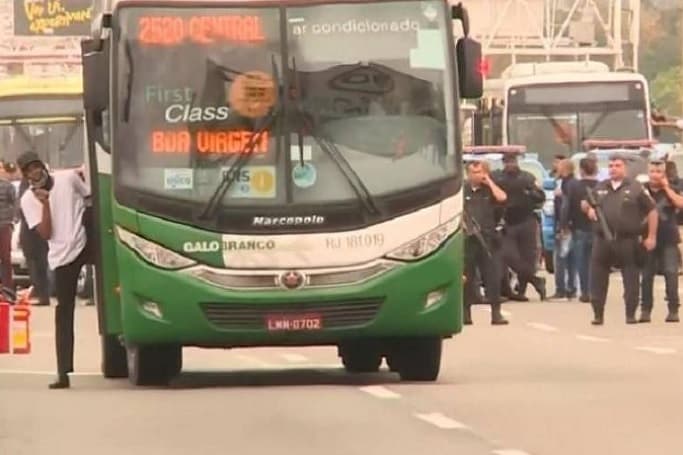 Policía asesina a hombre que tomó rehenes en bus