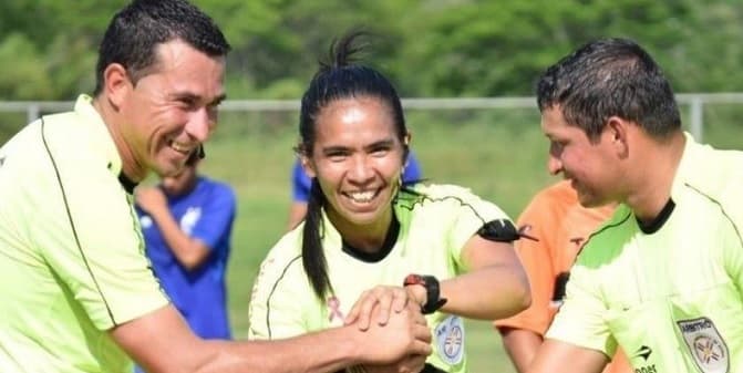 Tratan de “banda, estúpida y vendida” a árbitra, denuncian