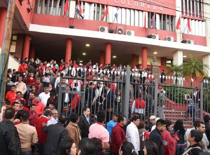 Agentes policiales cierran calles de la capital durante manifestación de colorados