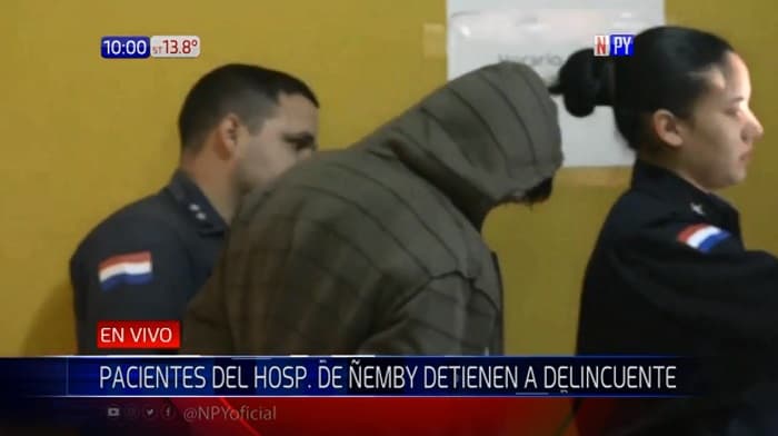 Pacientes reducen a joven que intentaba robar una moto