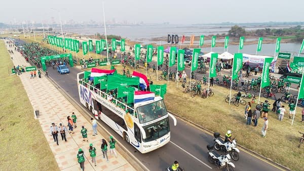 Cadena de farmacias celebra aniversario con paseo inclusivo