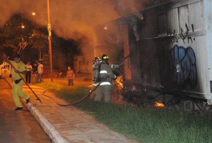 Incendio consume vagones antiguos de tren en Asunción