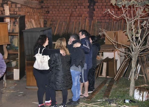 Incendio consume depósito de mueblería en Luque