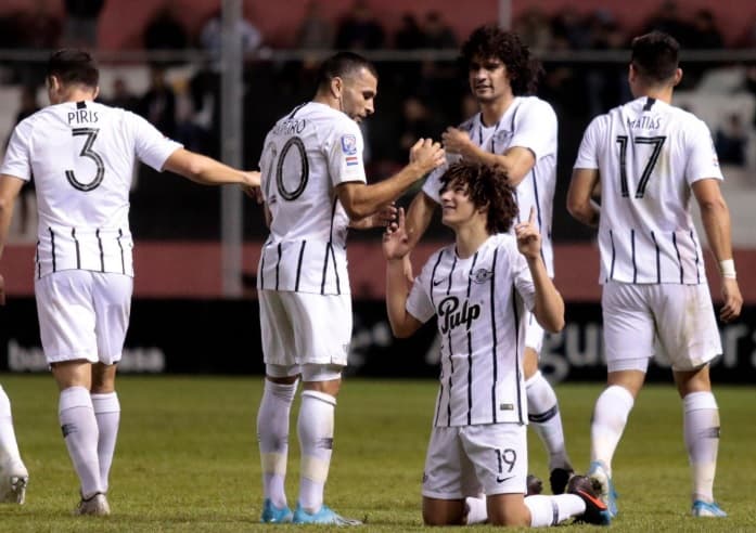 Libertad vence a River y es solitario puntero