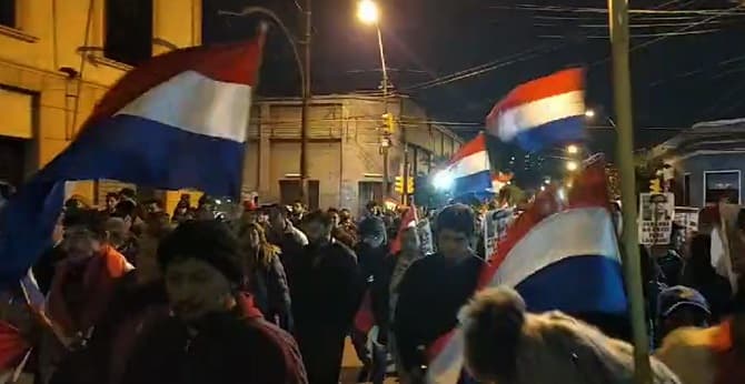 Ciudadanos copan calles de Asunción y exigen juicio político