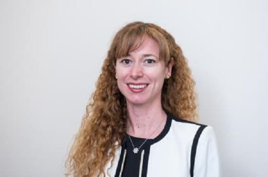 Abdo Benítez nombra a catedrática como consejera en Itaipú