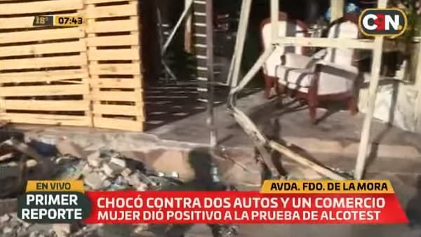 Conductora ebria choca y termina contra comercio