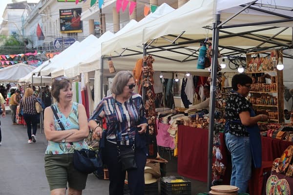Artesanías, shows y comidas típicas en celebración de Asunción