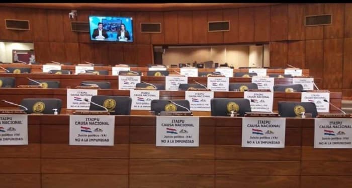 Empapelan sala de sesiones con carteles a favor del juicio político