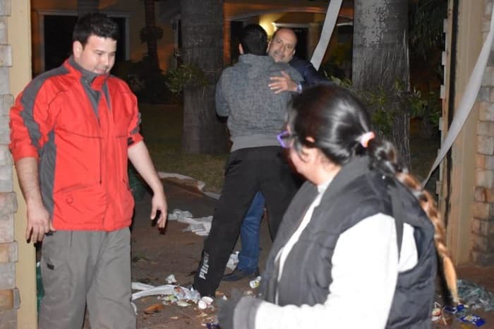 Senador se trenza con manifestantes