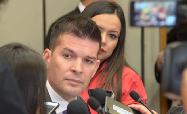 Senador cartista insiste con juicio político por traición a la patria