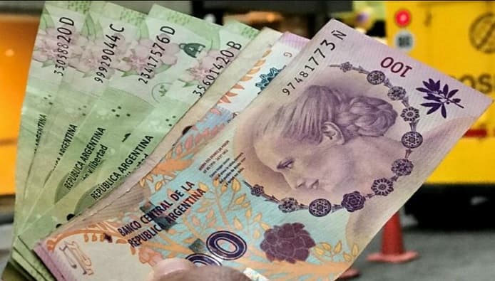 El peso se desploma y está a menos de G. 100