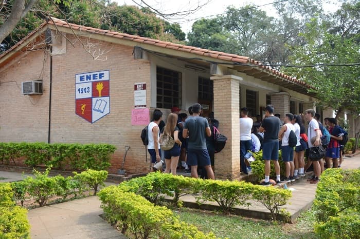 Estudiantes de la ENEF se resisten a levantar toma de institución