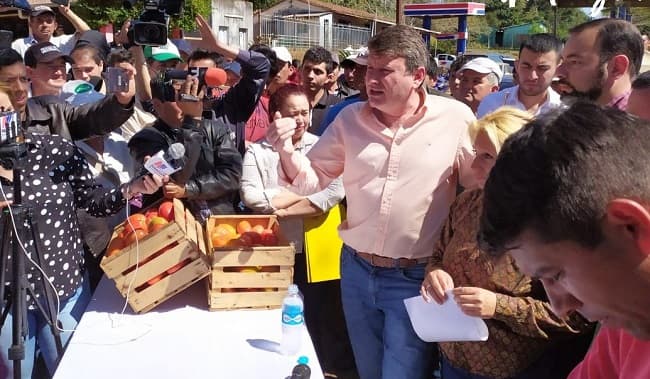 Tras larga negociación, tomateros cesan protestas