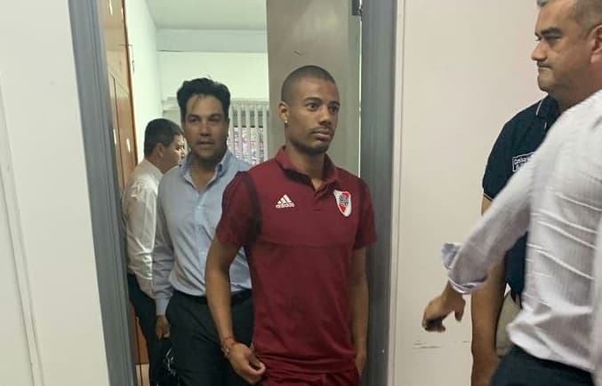 Liberan a futbolista y vuelve a la concentración de River