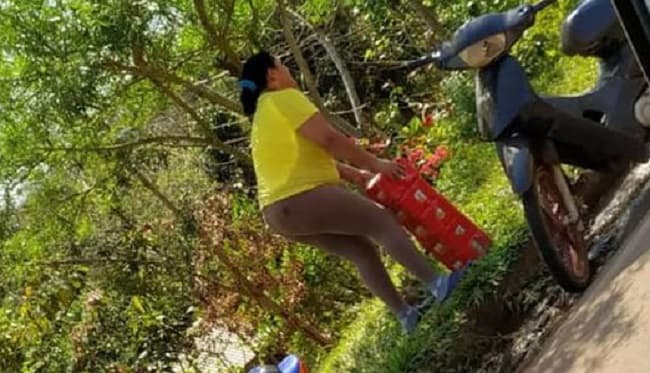 Aprovechan accidente y se apoderan de latas de cerveza