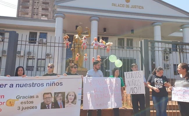 Rechazan liberación de expolicía condenado por abuso sexual