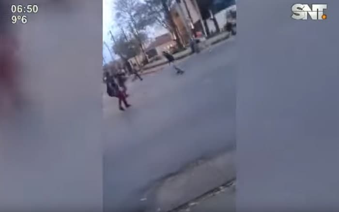 Barras se enfrentan al salir de una discoteca