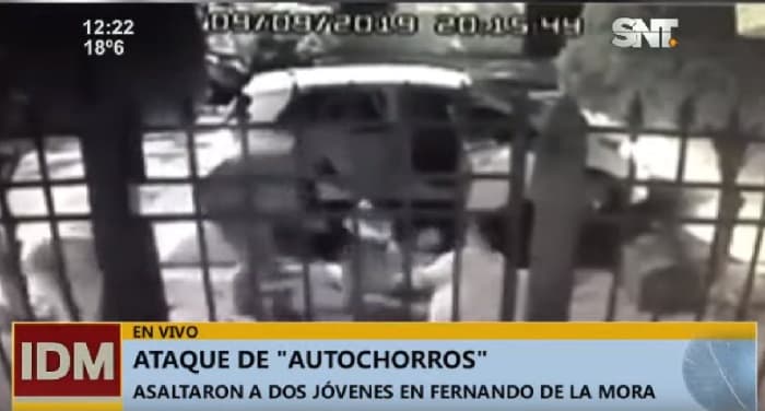 Delincuentes se mueven en automóvil para asaltar