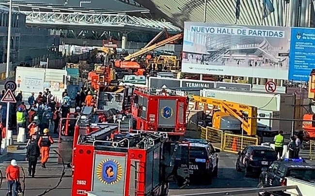 Derrumbe en aeropuerto deja un muerto y varios heridos