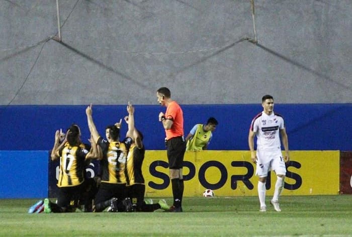 Guarani vence y se acerca a la punta