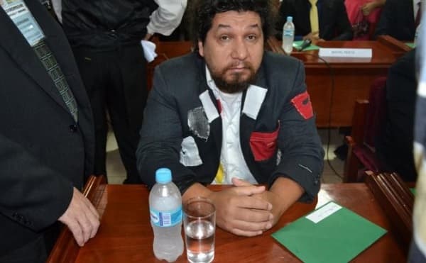 Kelembú asegura que puede destruir señales de tránsito