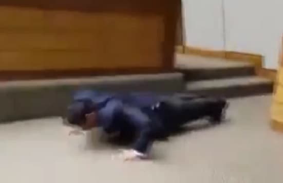 Ante el vacío, diputado se pone a hacer lagartijas