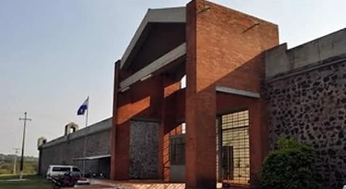 Miembros del PCC toman rehén en penal de Itapúa