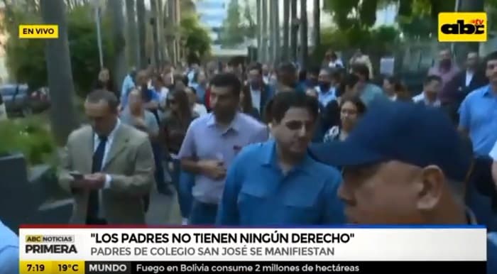 Padres del colegio San José protestan contra directora administrativa