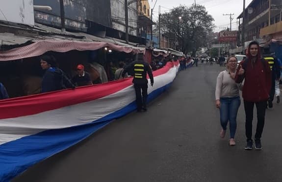 Vendedores desalojados cierran calles del Mercado de San Lorenzo