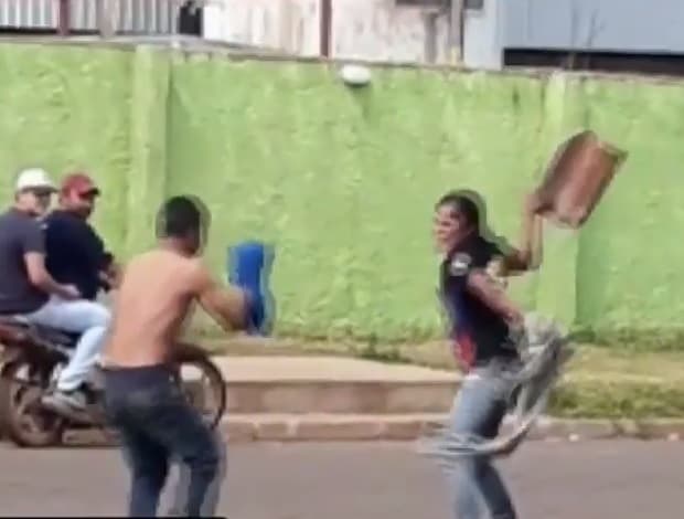 Mujer apalea a su novio a causa de piropo