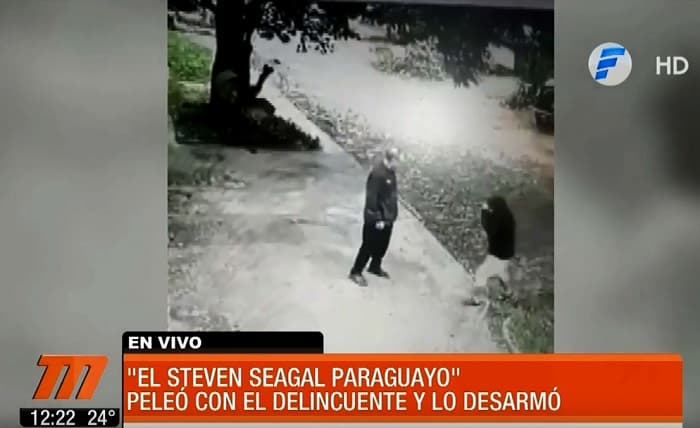 Hombre pelea y desarma a delincuente con sus manos