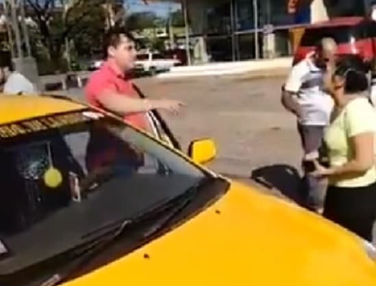 Taxistas mantienen acorralada a conductora de Uber