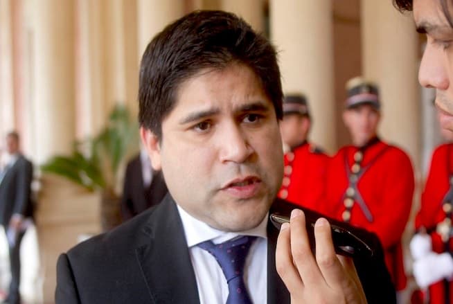 Diputado propone 10 años de cárcel por lanzar huevos a políticos